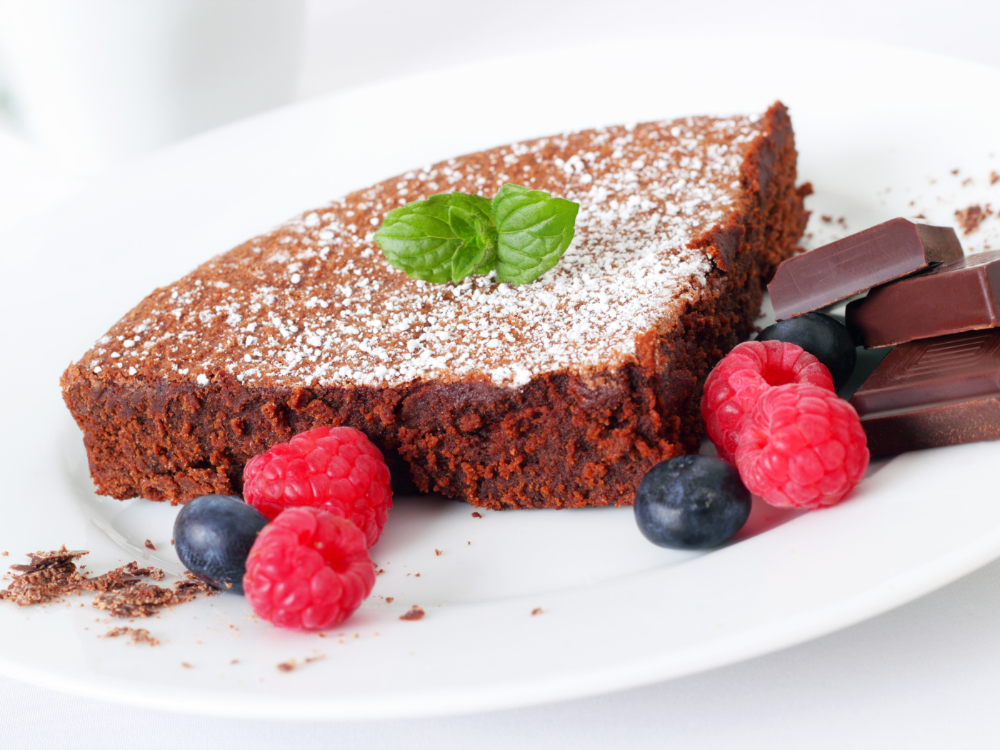 Шоколадный десерт брауни с ягодами малины и черники