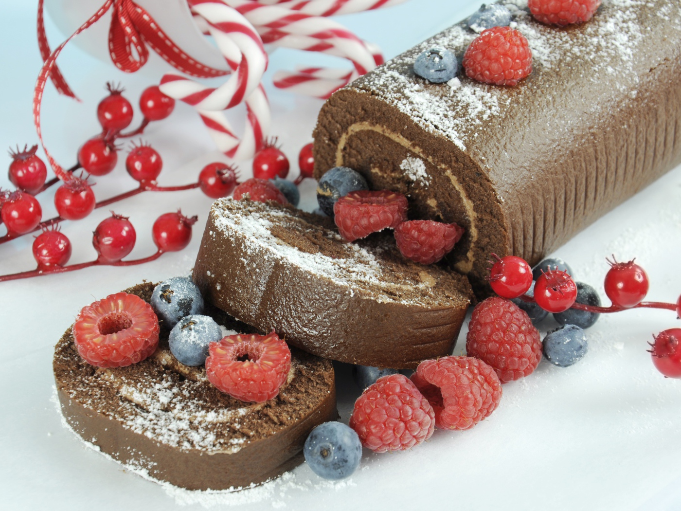 Шоколадный рулет с ягодами малины и черники