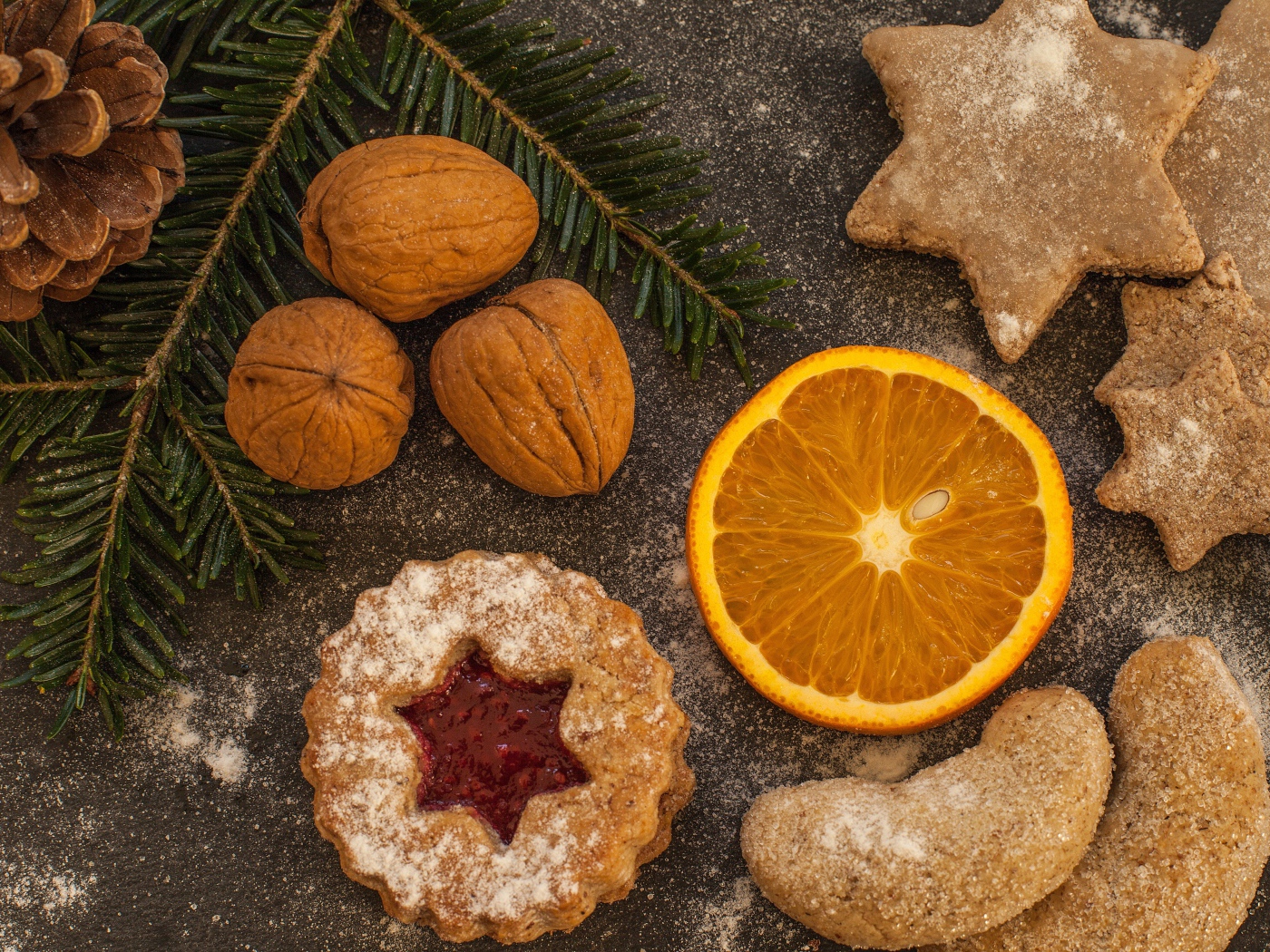 Печенье на столе с грецкими орехами и кусочком апельсина