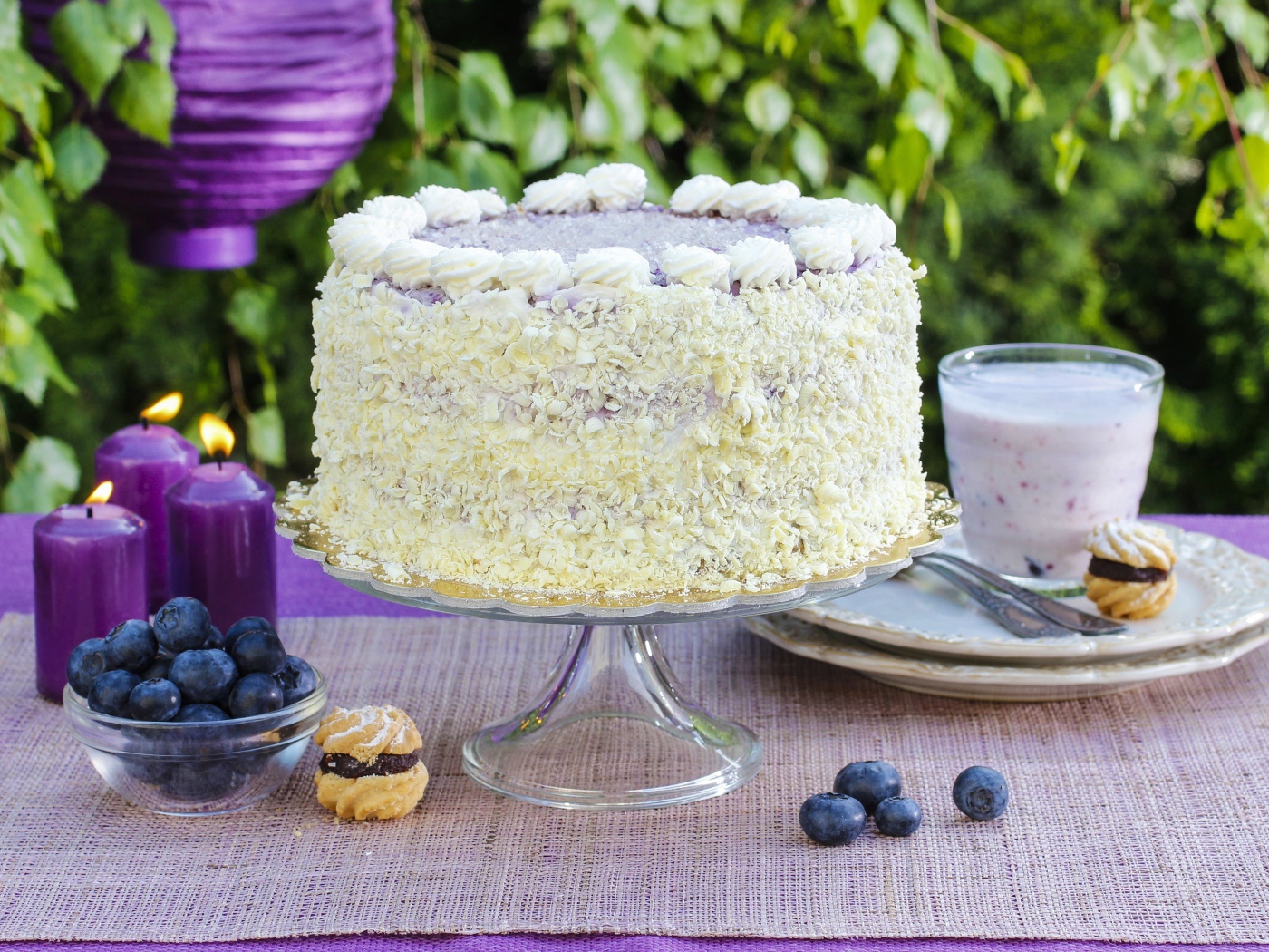 Вкусный красивый торт с черникой на столе