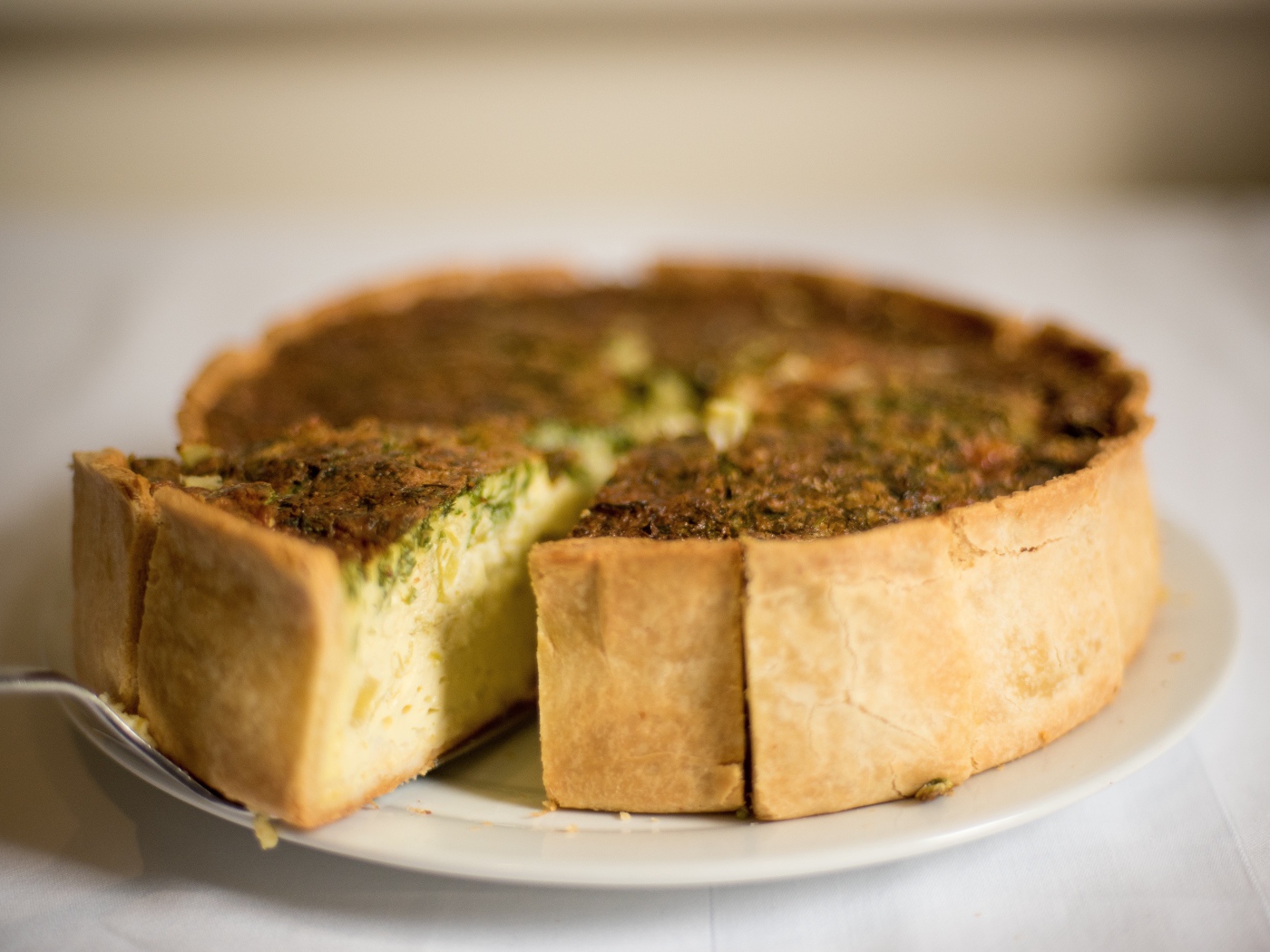 Вкусный пирог на большой белой тарелке 