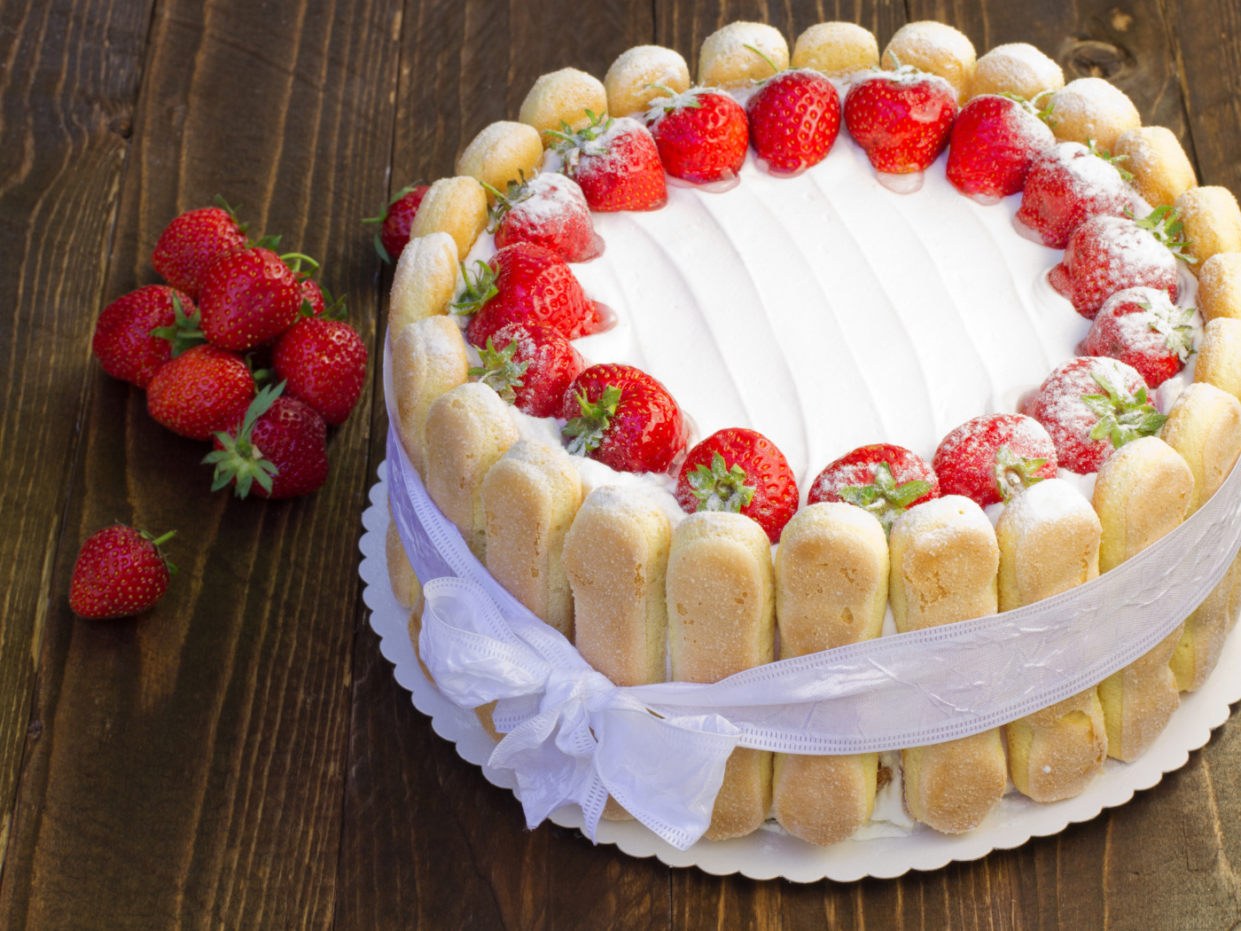 Вкусный торт с клубникой и печеньем перевязан бантом