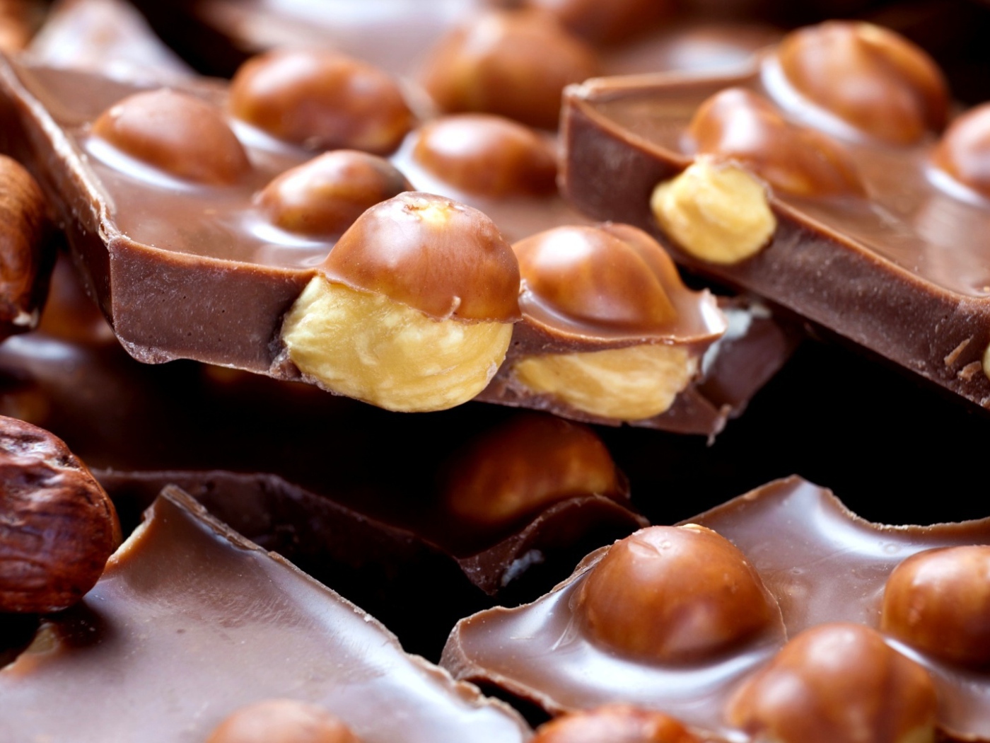 Вкусный молочный шоколад с фундуком 