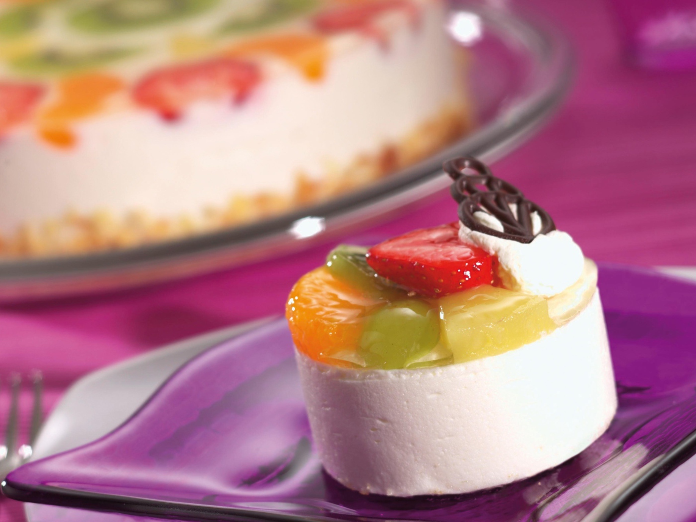 Десерт из суфле с фруктами и шоколадом