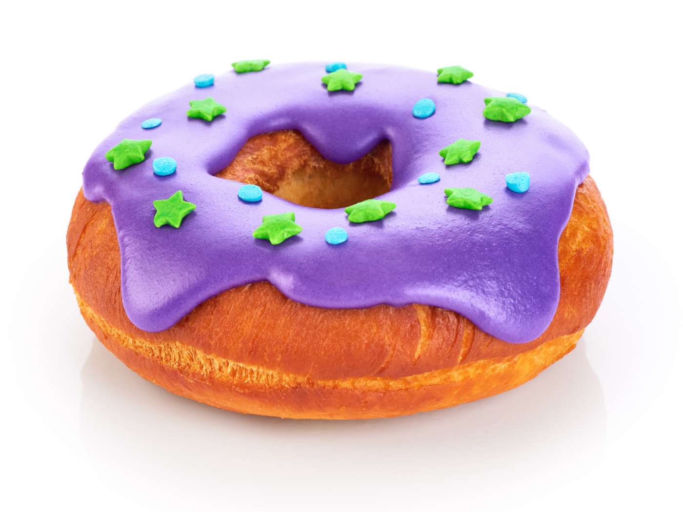 Пончик с фиолетовой глазурью на белом фоне