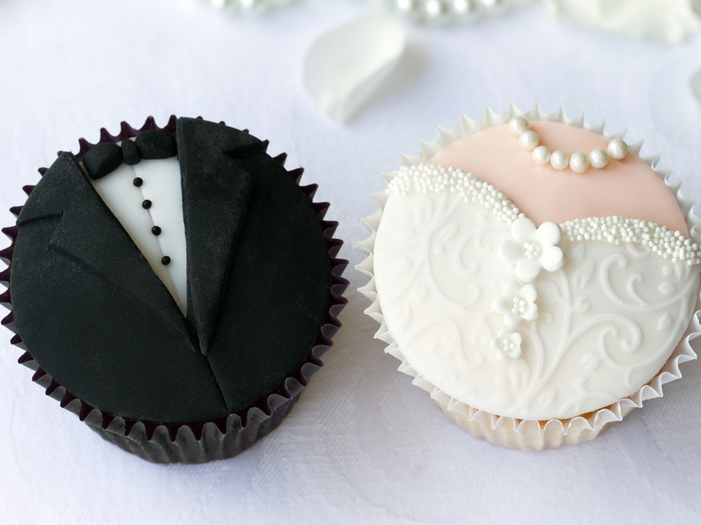 Праздничные кексы для жениха и невесты