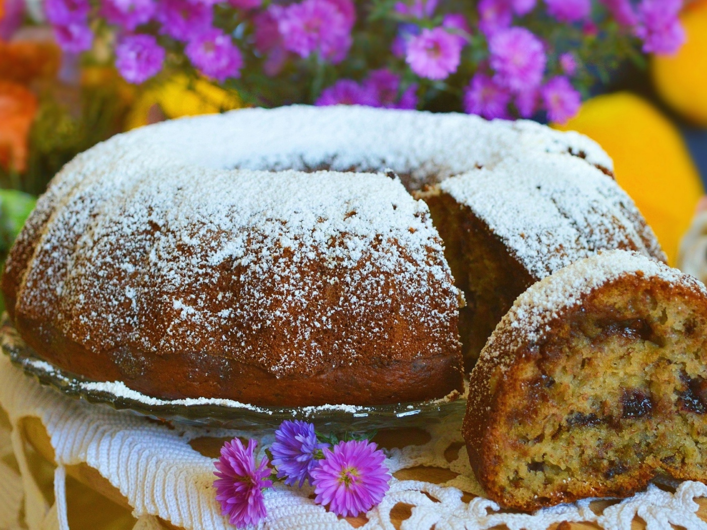 Ароматный кекс с сухофруктами посыпан сахарной пудрой 