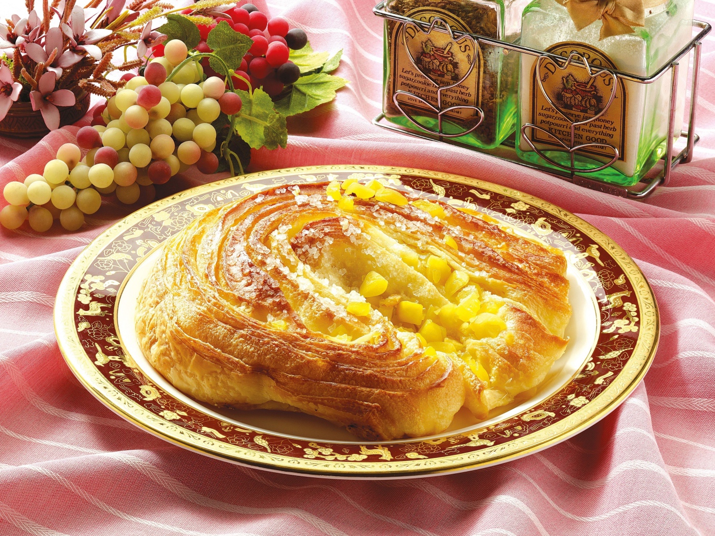 Свежая выпечка на тарелке