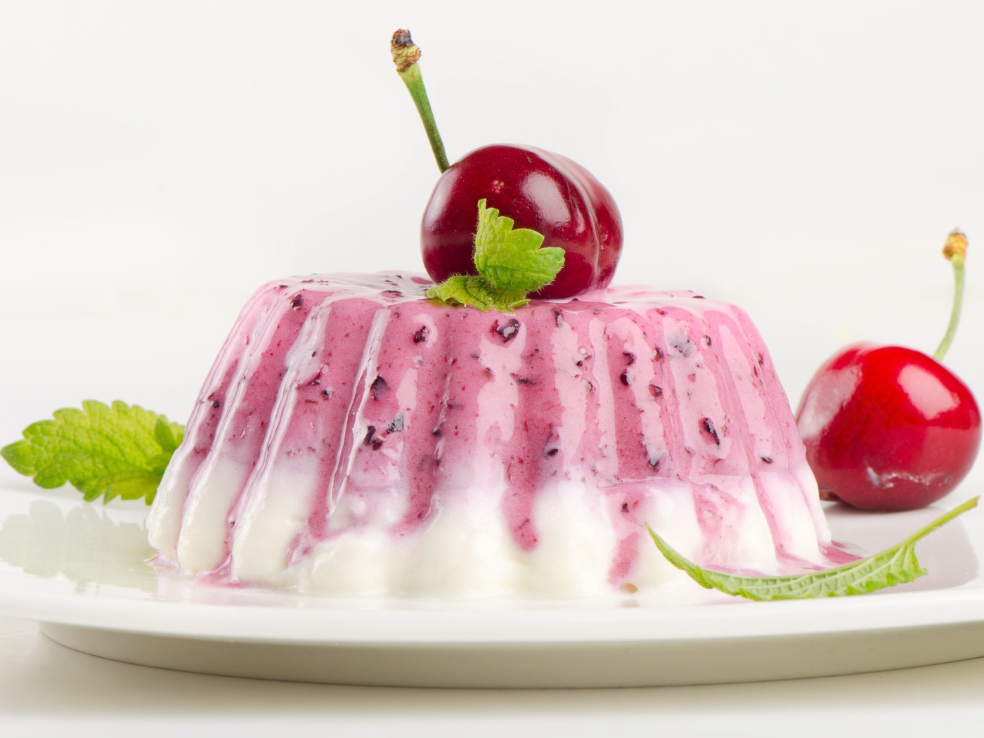 Фруктовое желе с черешней на белом фоне