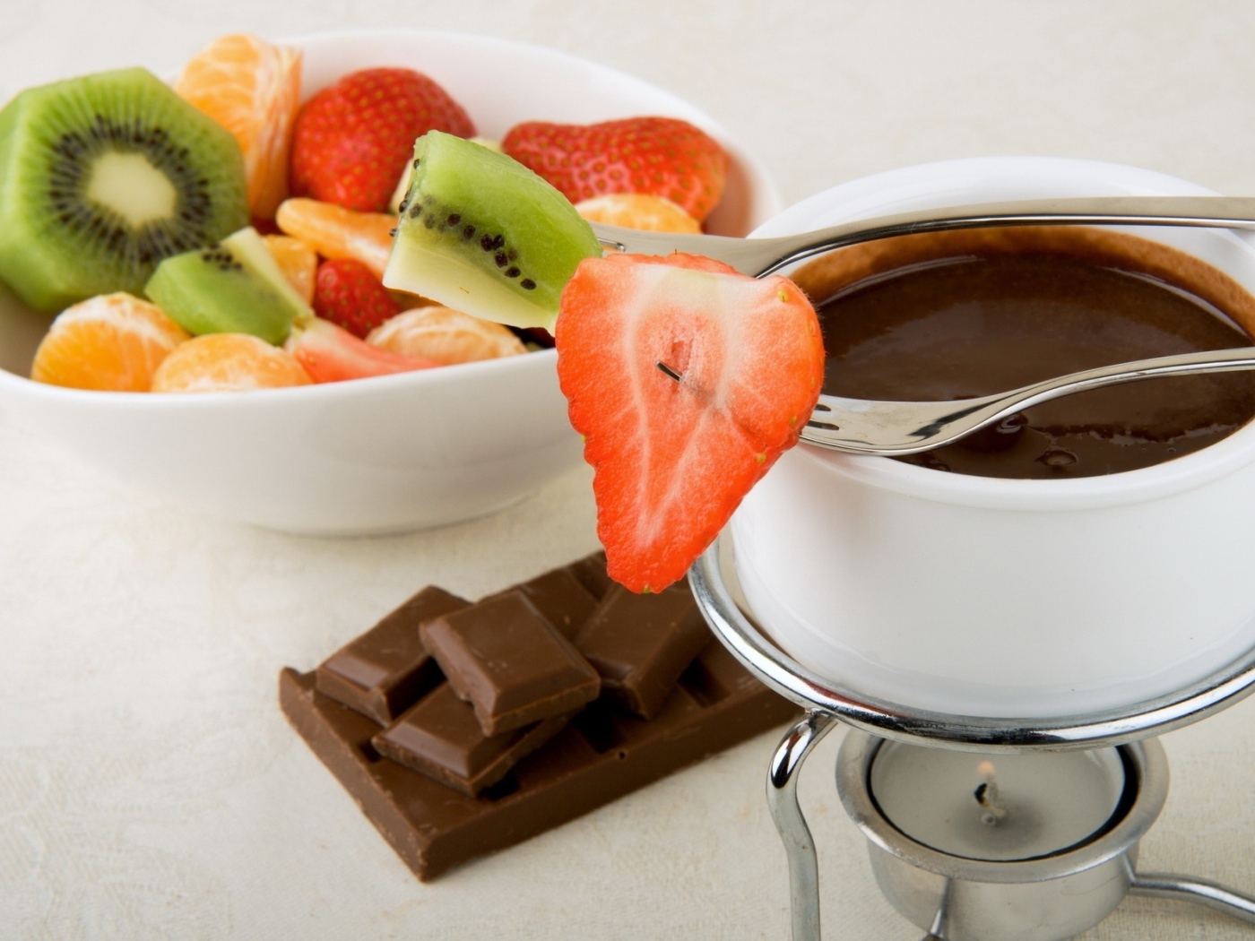 Жидкий шоколад с клубникой и киви 
