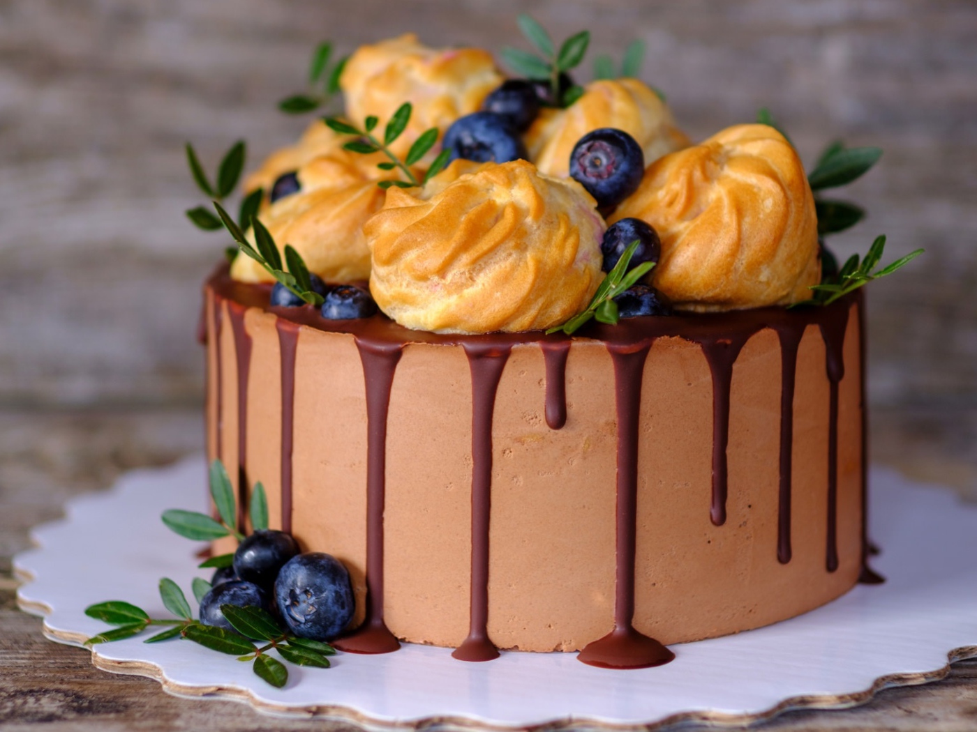 Торт мусс с профитролями и ягодами черники 