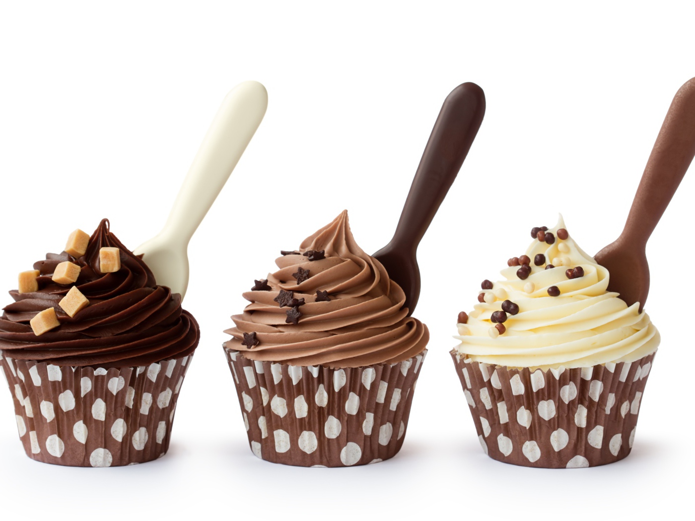 Маффины с кремом на белом фоне