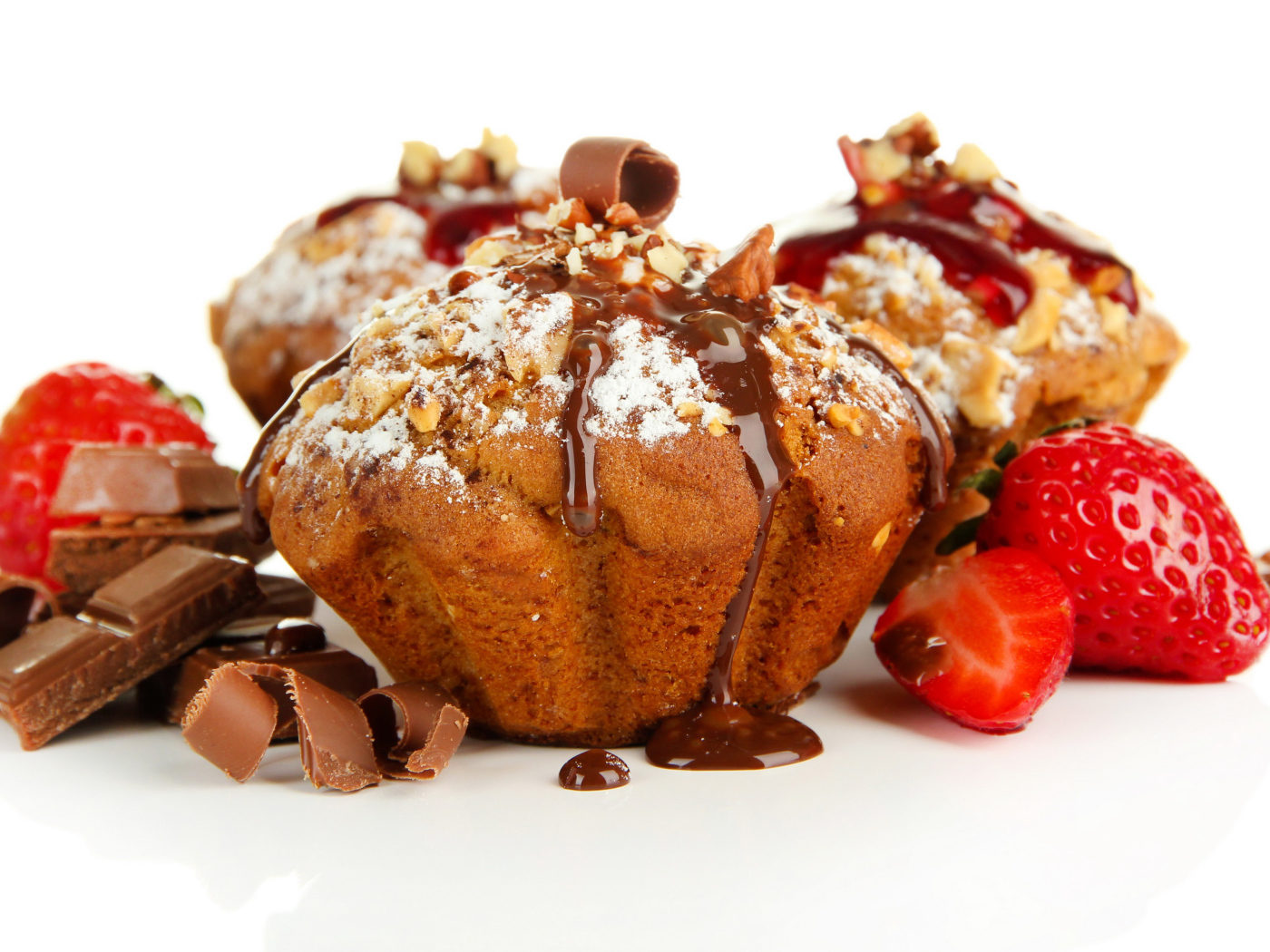 Кексы с сахарной пудрой, орехами, шоколадом и клубникой