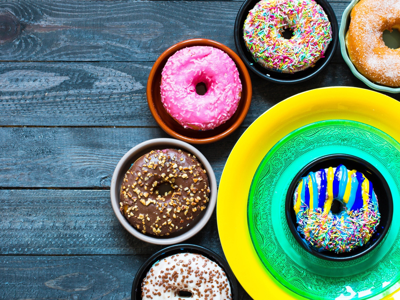 Разноцветные пончики на столе 