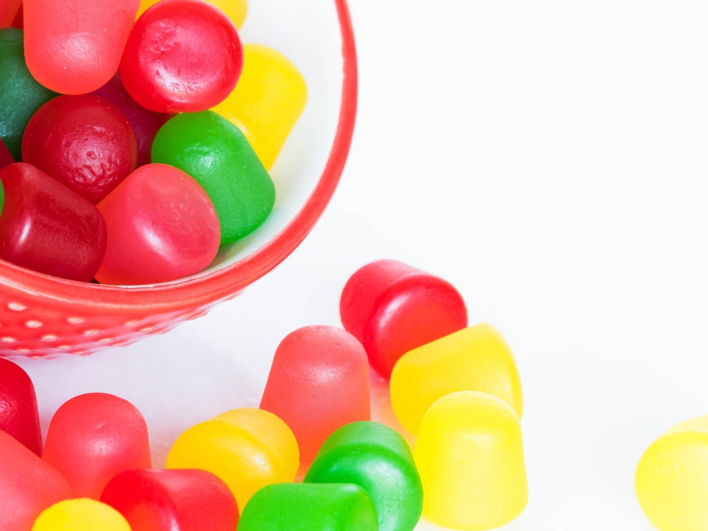 Разноцветные желейные конфеты на белом фоне