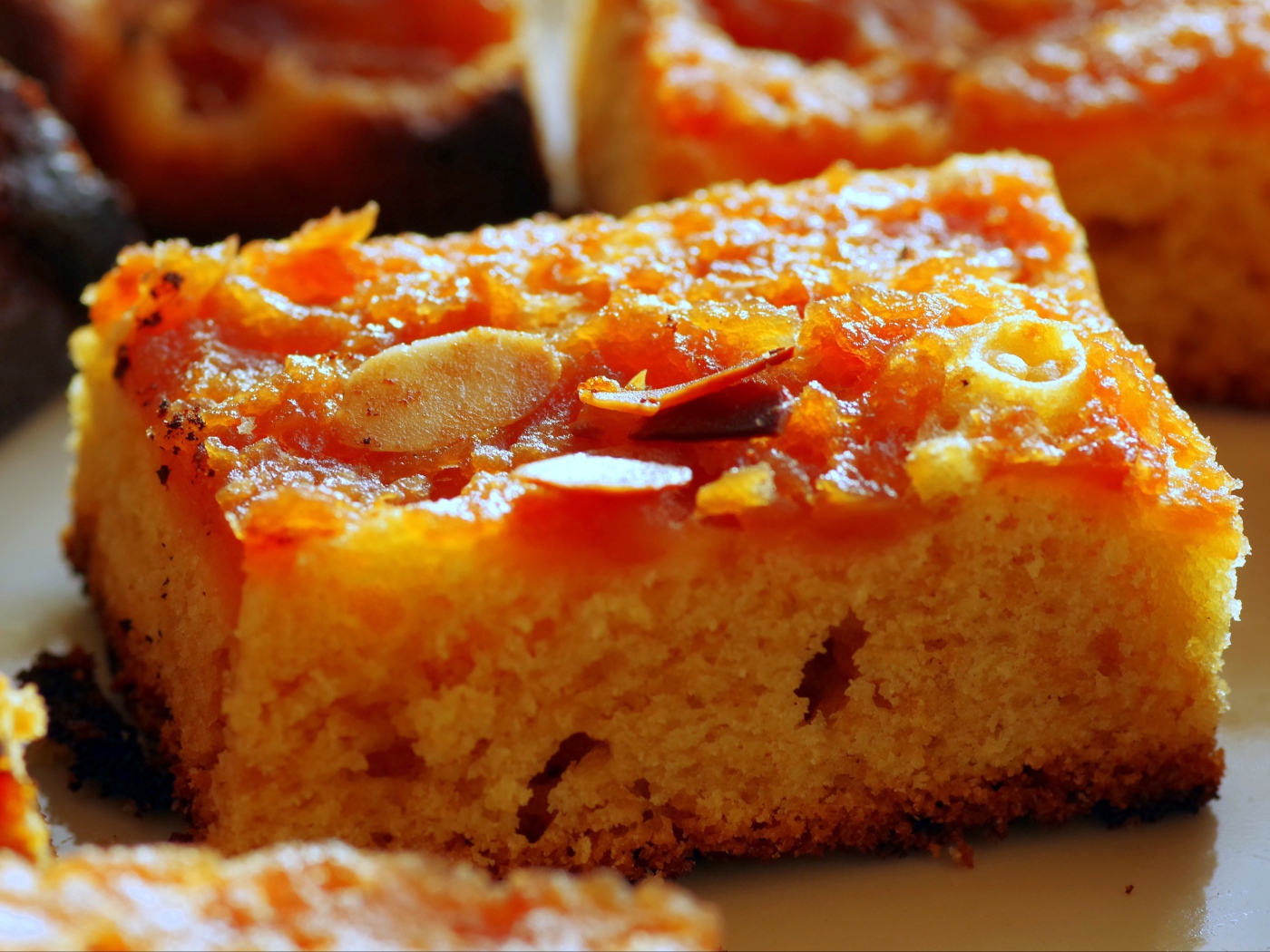 Кусок тыквенного пирога с орехами крупным планом