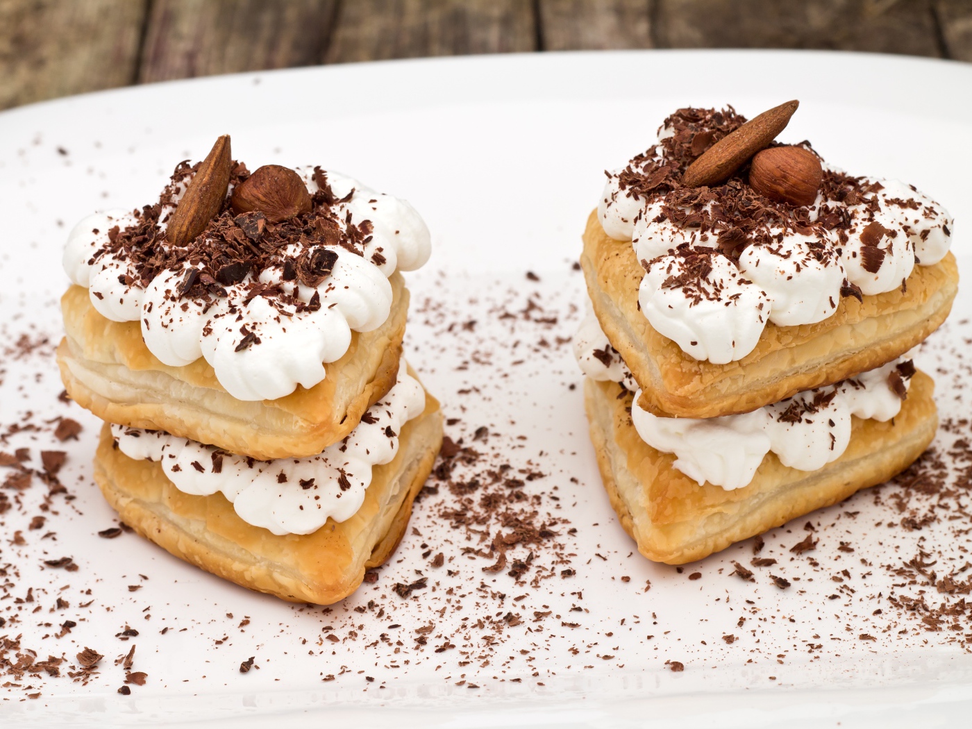 Слоеное печенье со сливками, тертым шоколадом и орехами