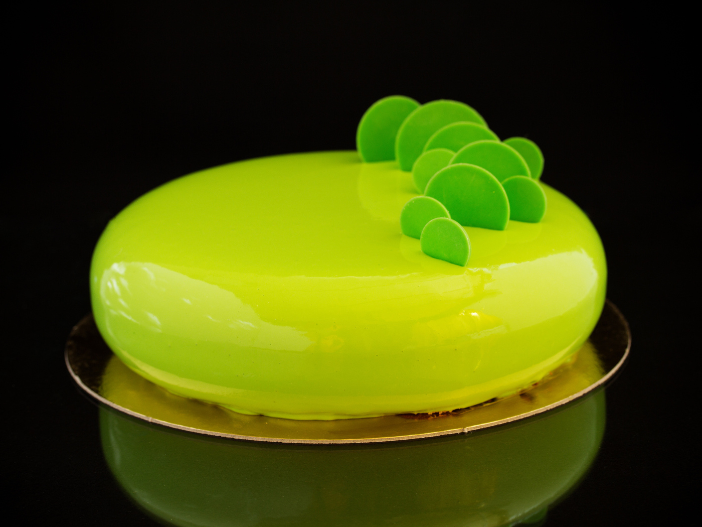 Круглый красивый глянцевый торт на черном фоне