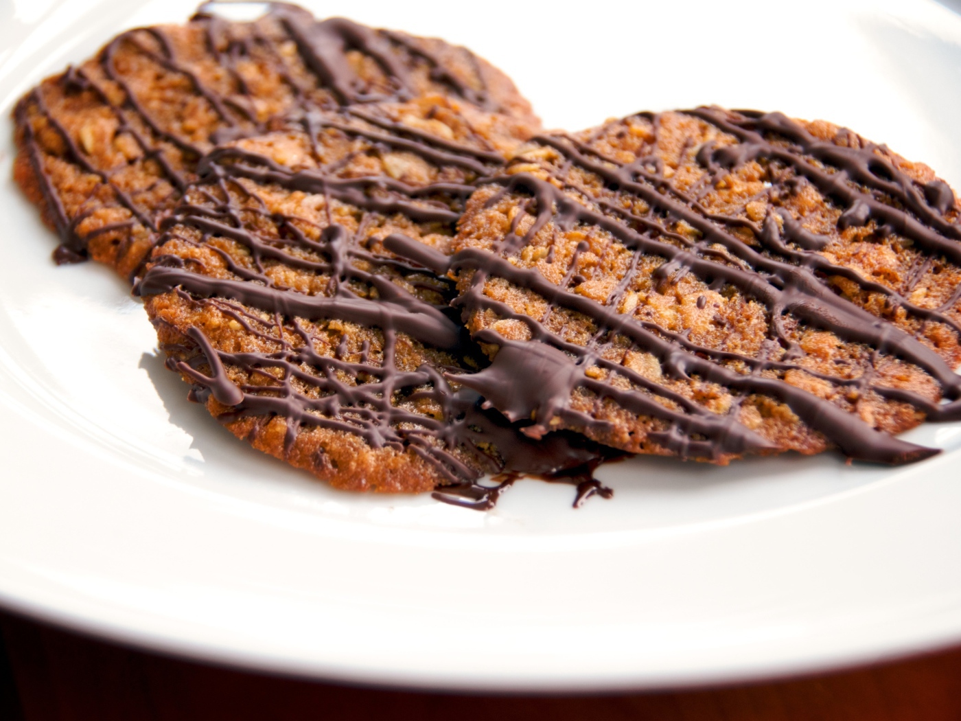 Круглое печенье с шоколадом на белой тарелке