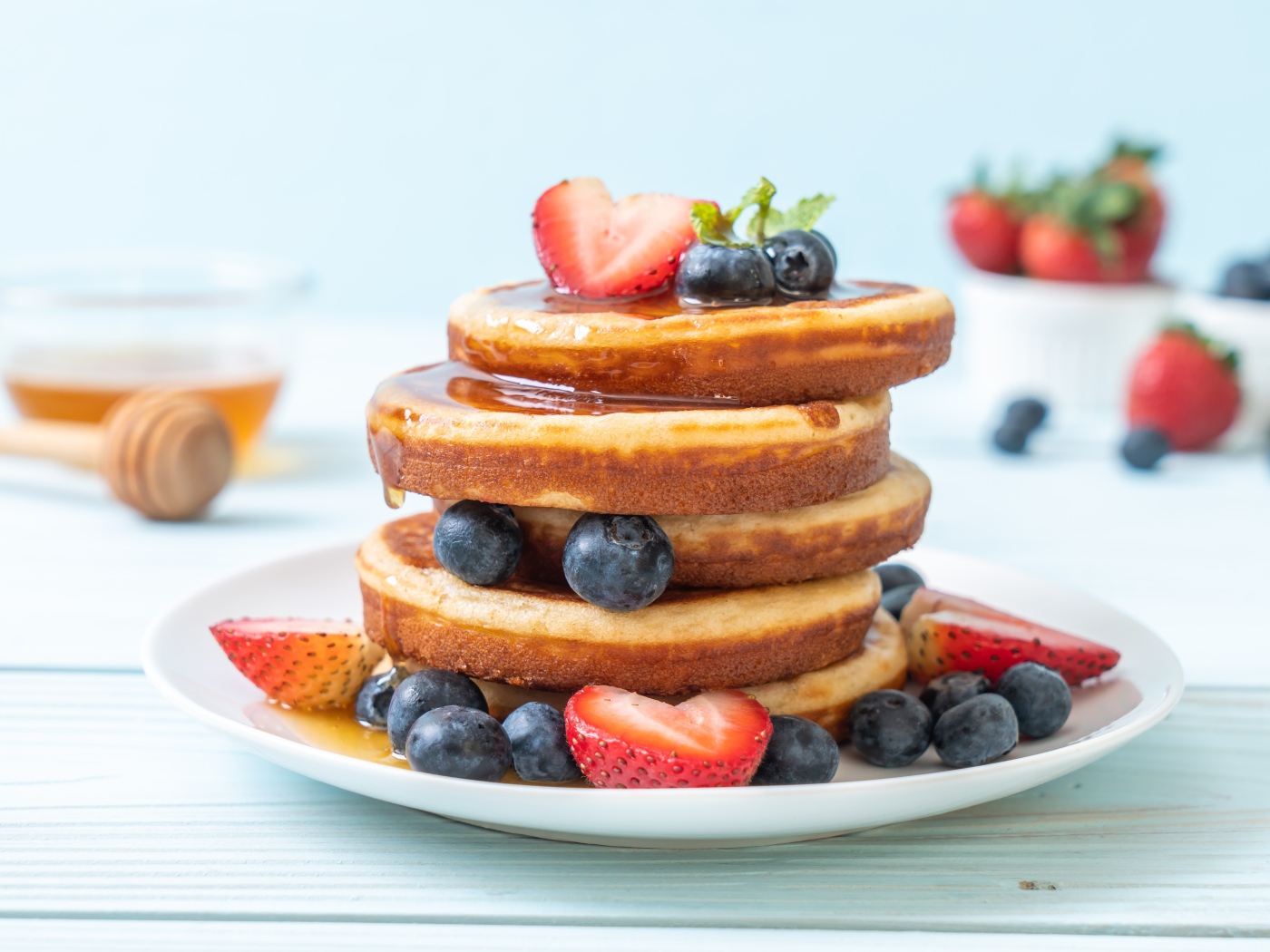 Румяные оладьи с медом, ягодами черники и клубники