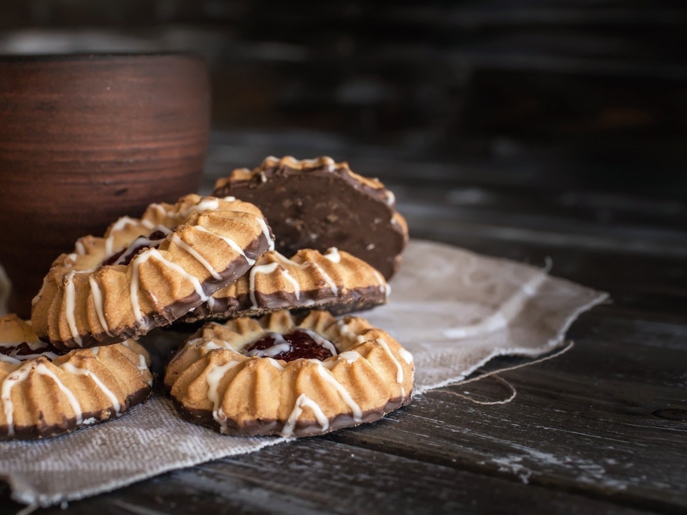 Сладкое печенье с шоколадом на столе