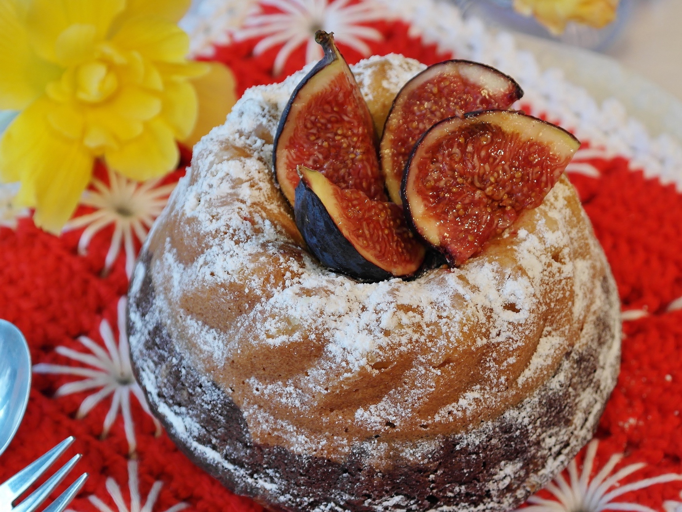 Сладкий кекс с инжиром и сахарной пудрой 