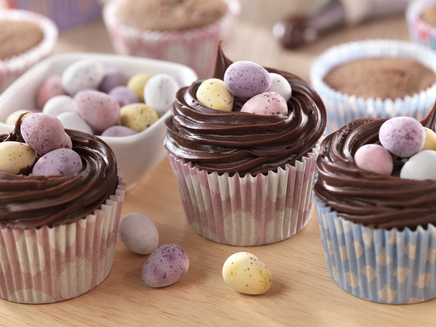 Сладкие кексы с шоколадом и конфетами