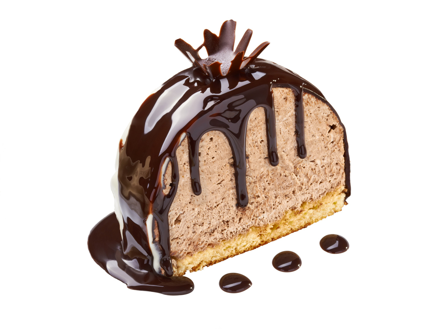 Сладкий десерт с шоколадом на белом фоне