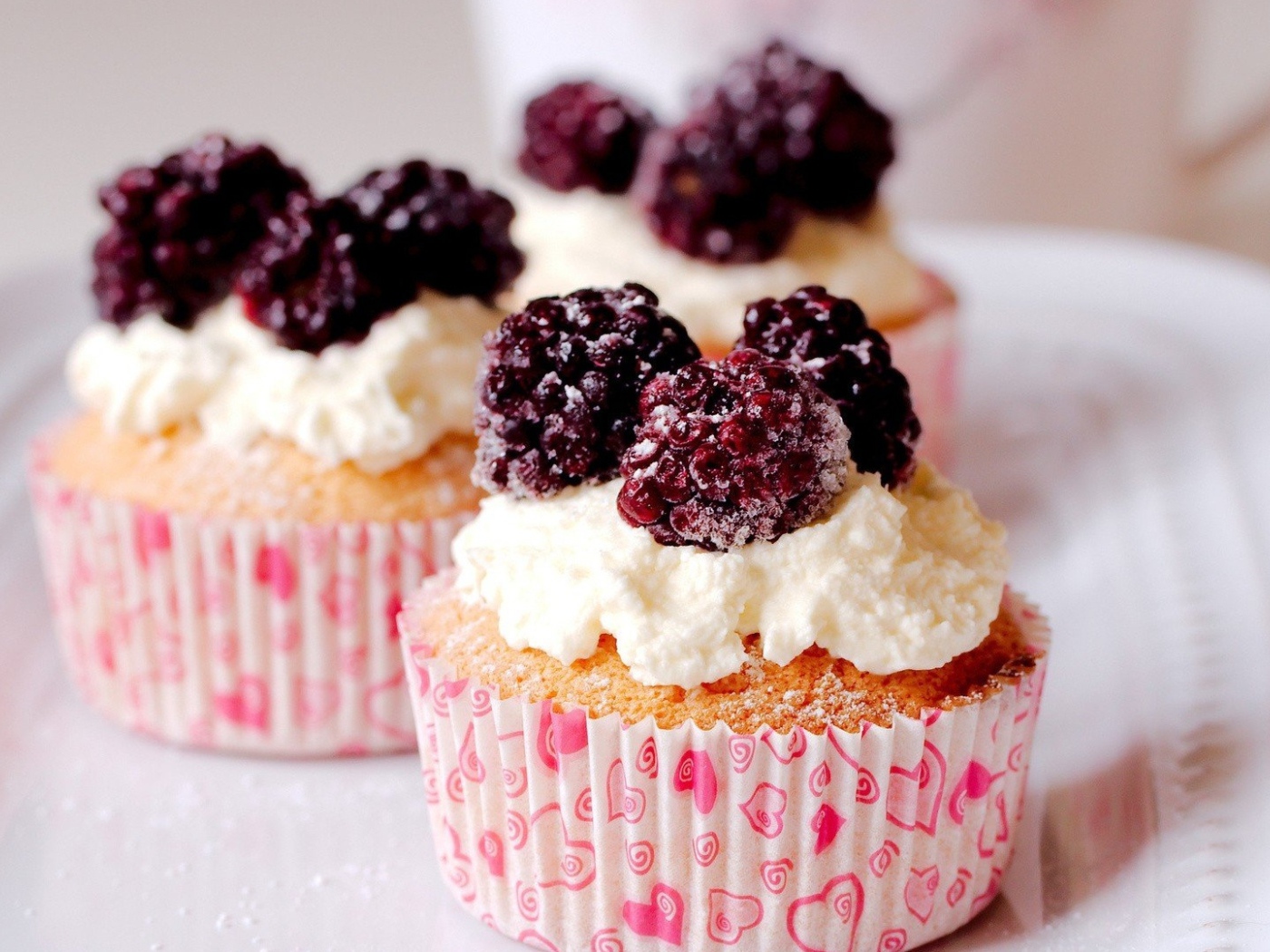 Три кекса с кремом и замороженной малиной