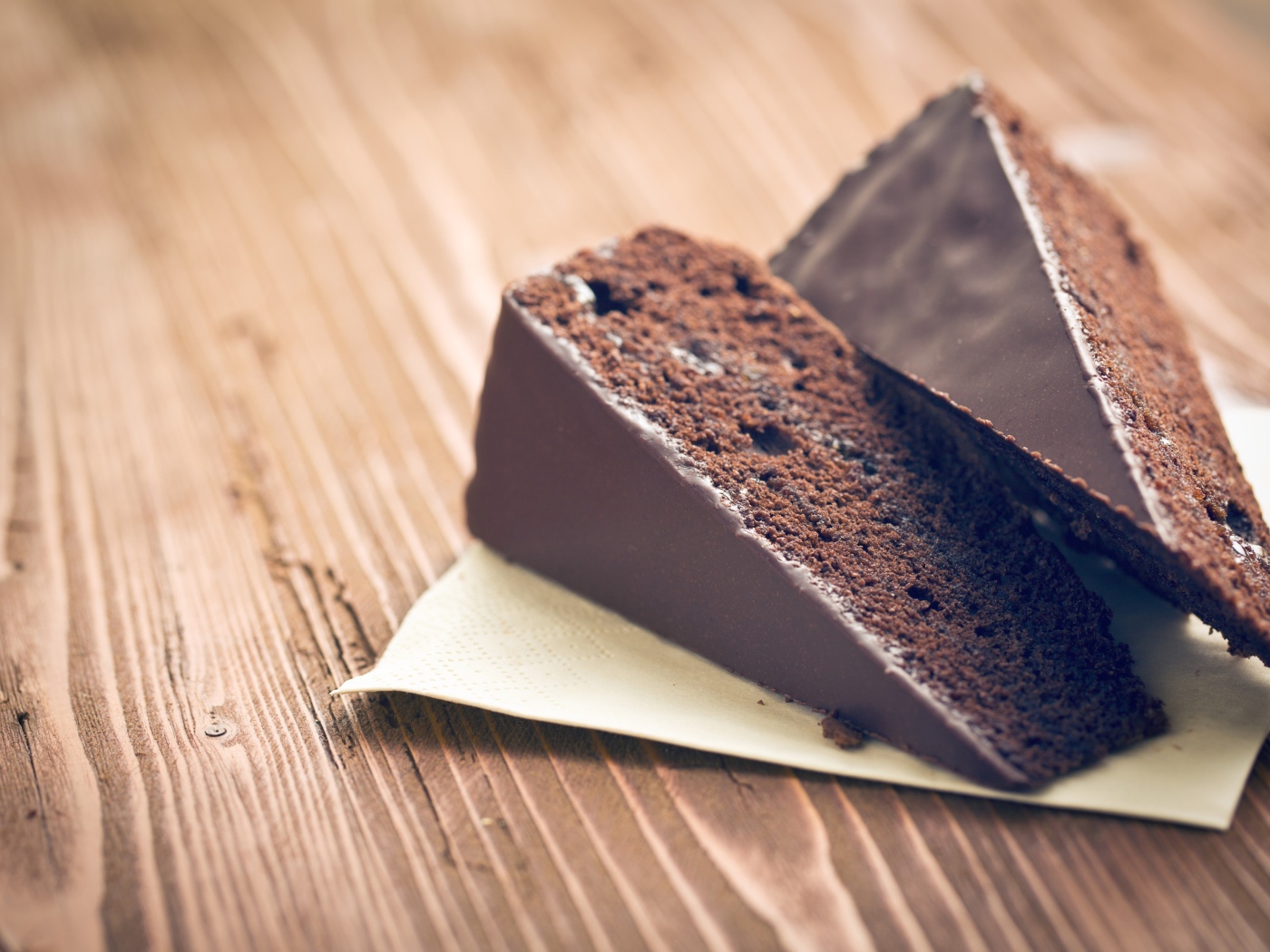 Два кусочка шоколадного торта на столе