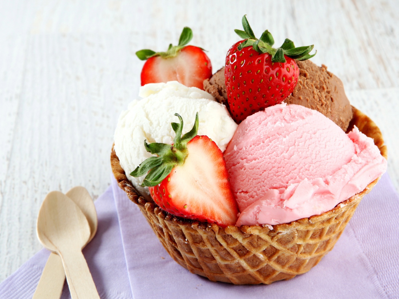 Вафельная корзинка с шариками мороженого и свежей клубникой
