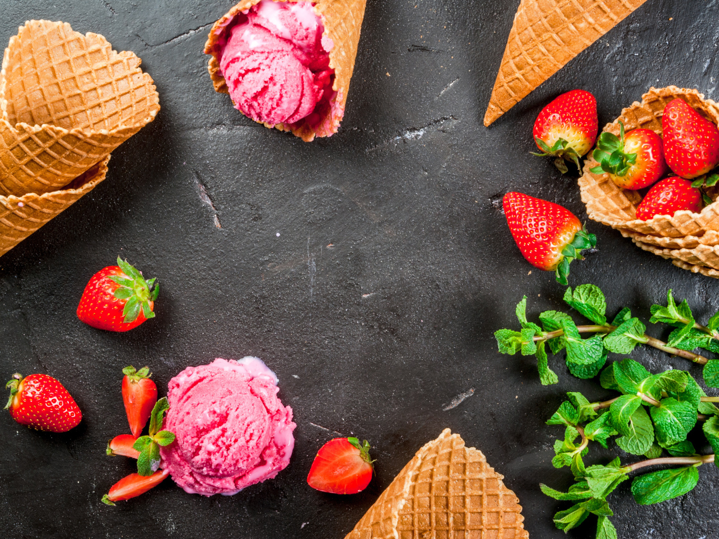 Вафельные рожки с клубничным мороженым и клубникой 