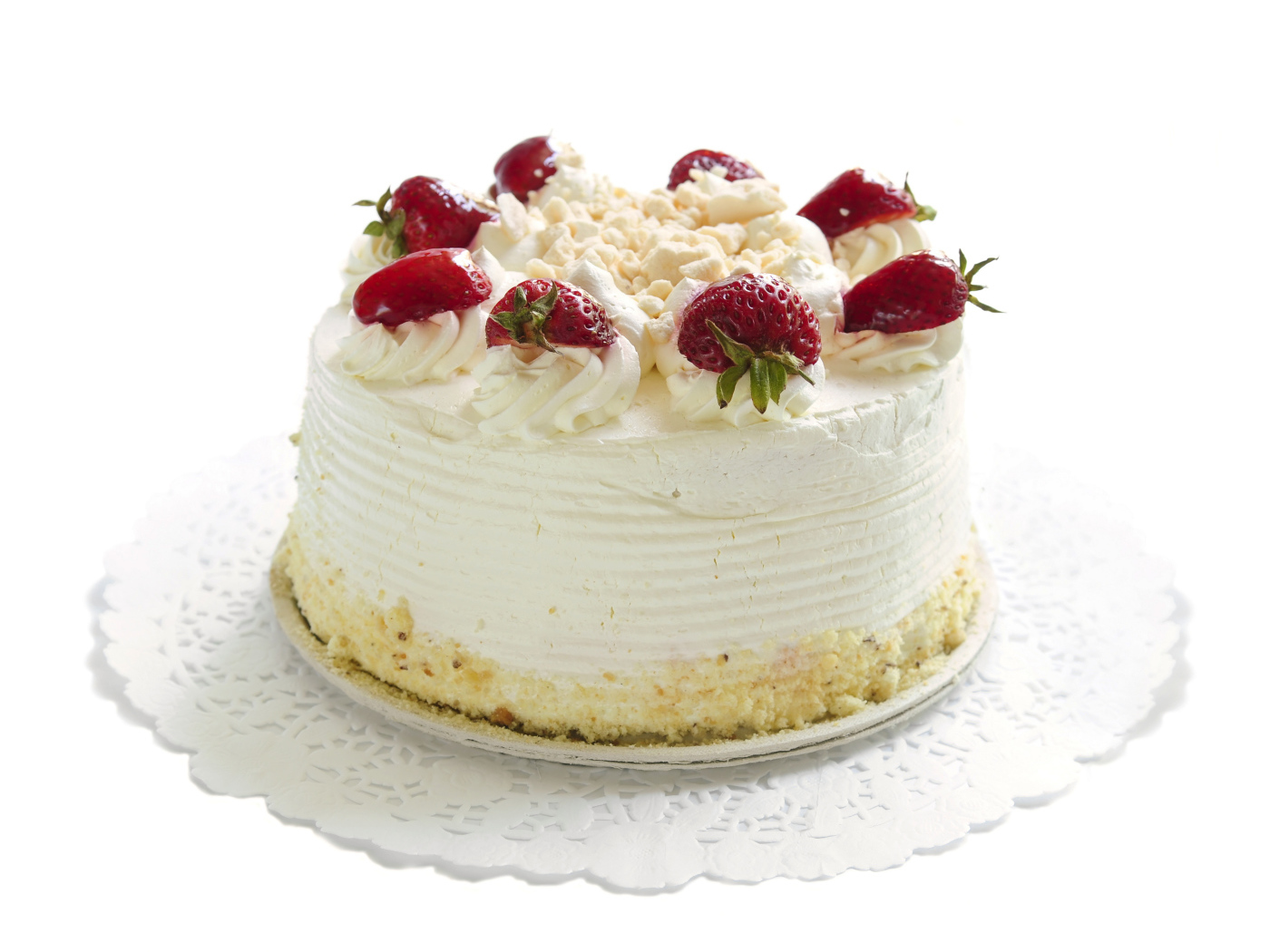 Белый торт мусс с клубникой на белой салфетке 