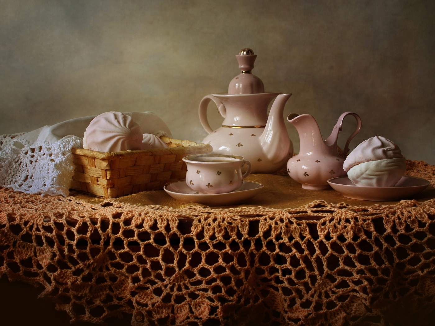 Белый зефир  на столе с чайным сервизом 