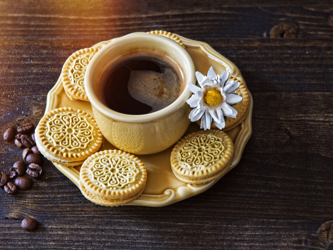 Чашка кофе на блюдце с печеньем