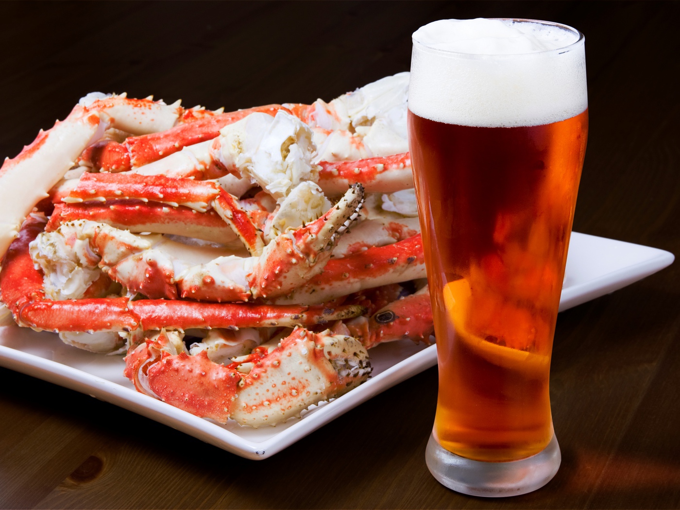 Бокал пива с крабовым мясом