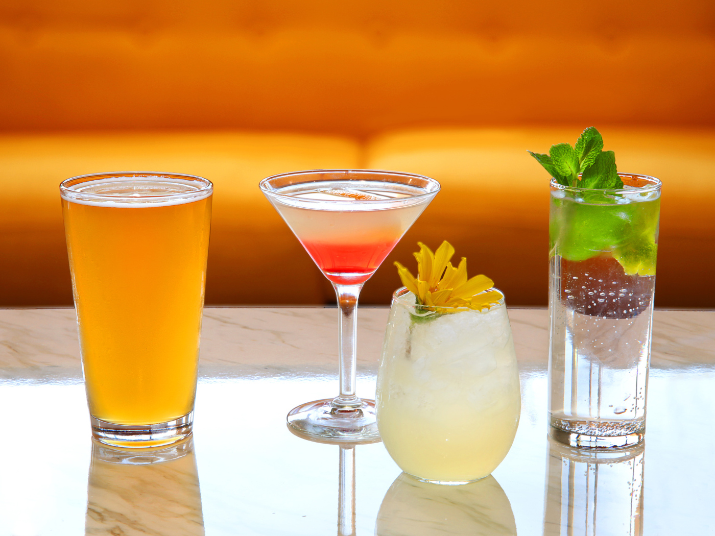 Алкогольные напитки на столе