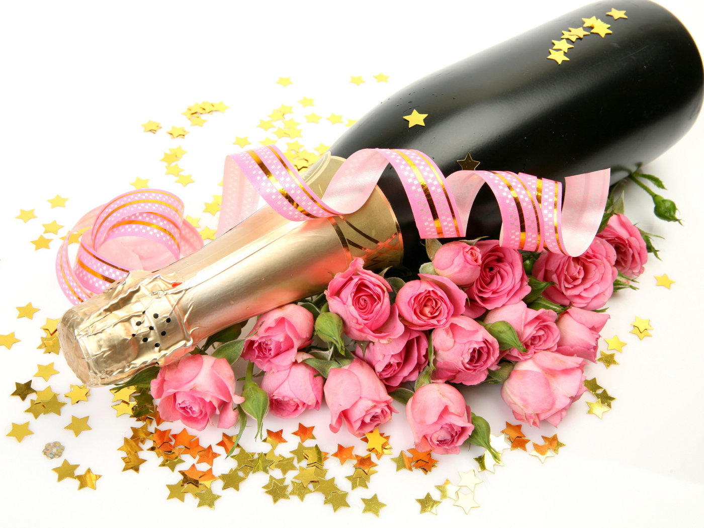 Бутылка шампанского с розовыми розами на белом фоне с розовой лентой 