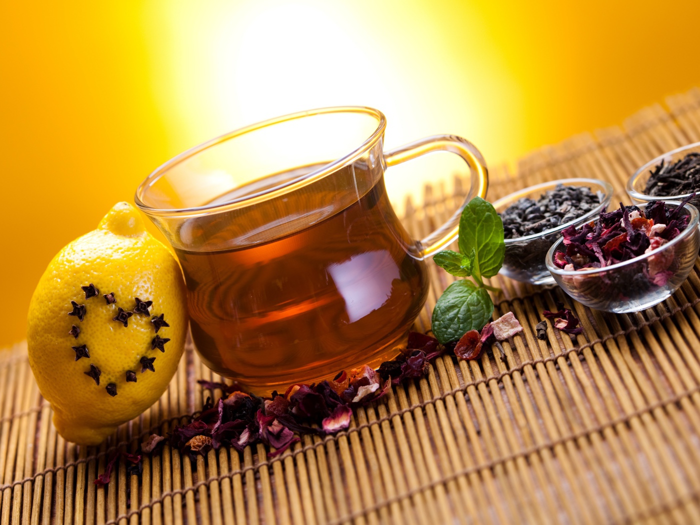 Заваренный чай в чашке на столе с заваркой и лимоном