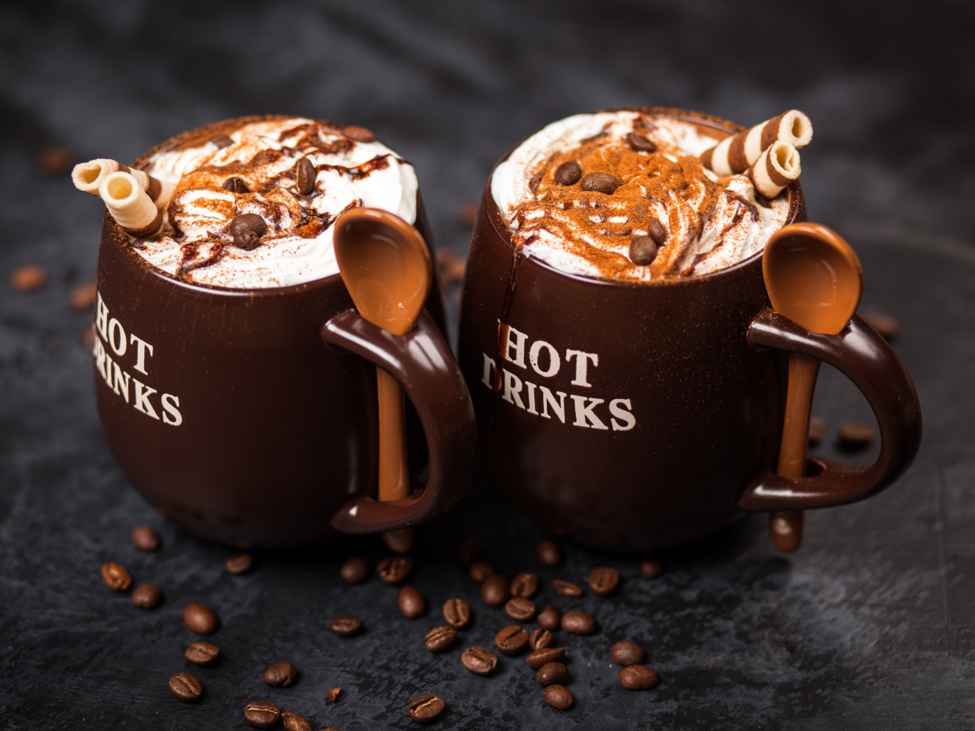 Кофе со сливками и сладкими трубочками