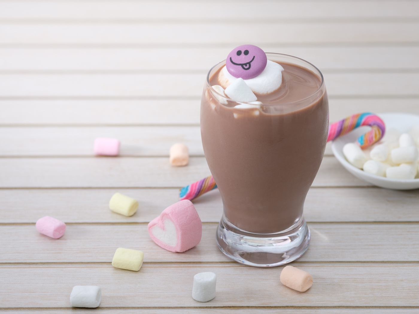 Горячий шоколад с маршмеллоу на столе