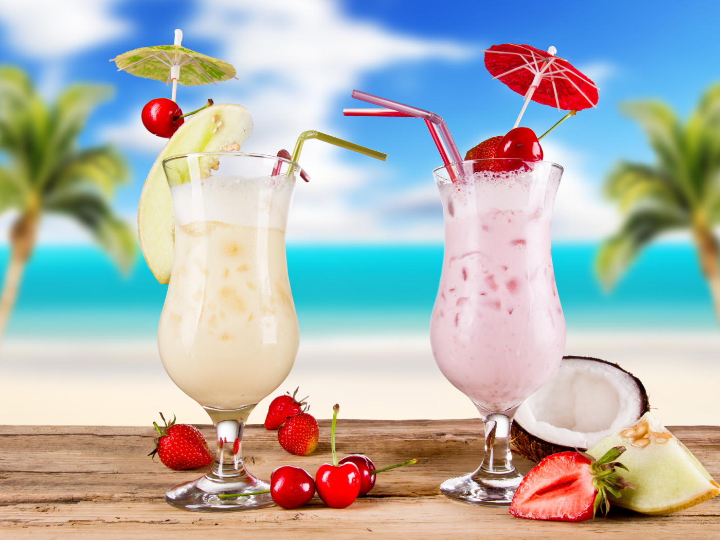 Два тропических коктейля на столе 
