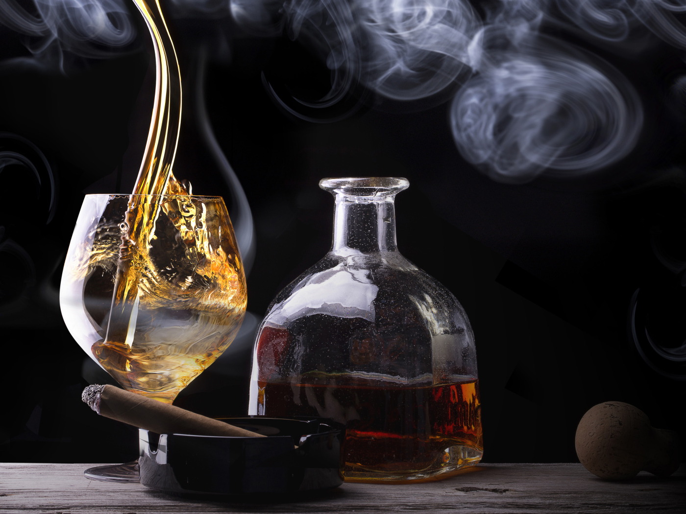 Виски в бокале на столе с бутылкой и сигарой 