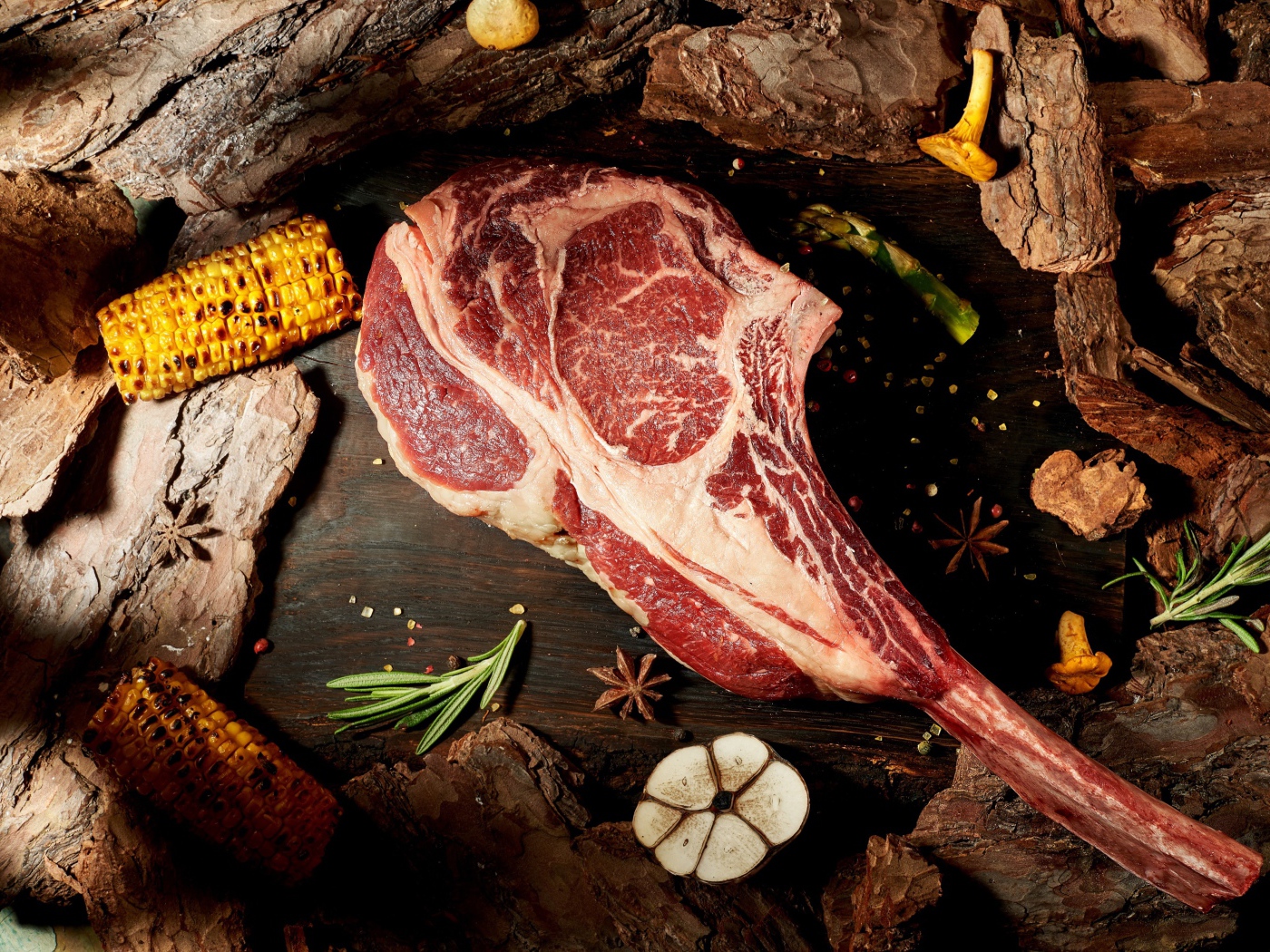 Кусок мяса на кости с кукурузой 