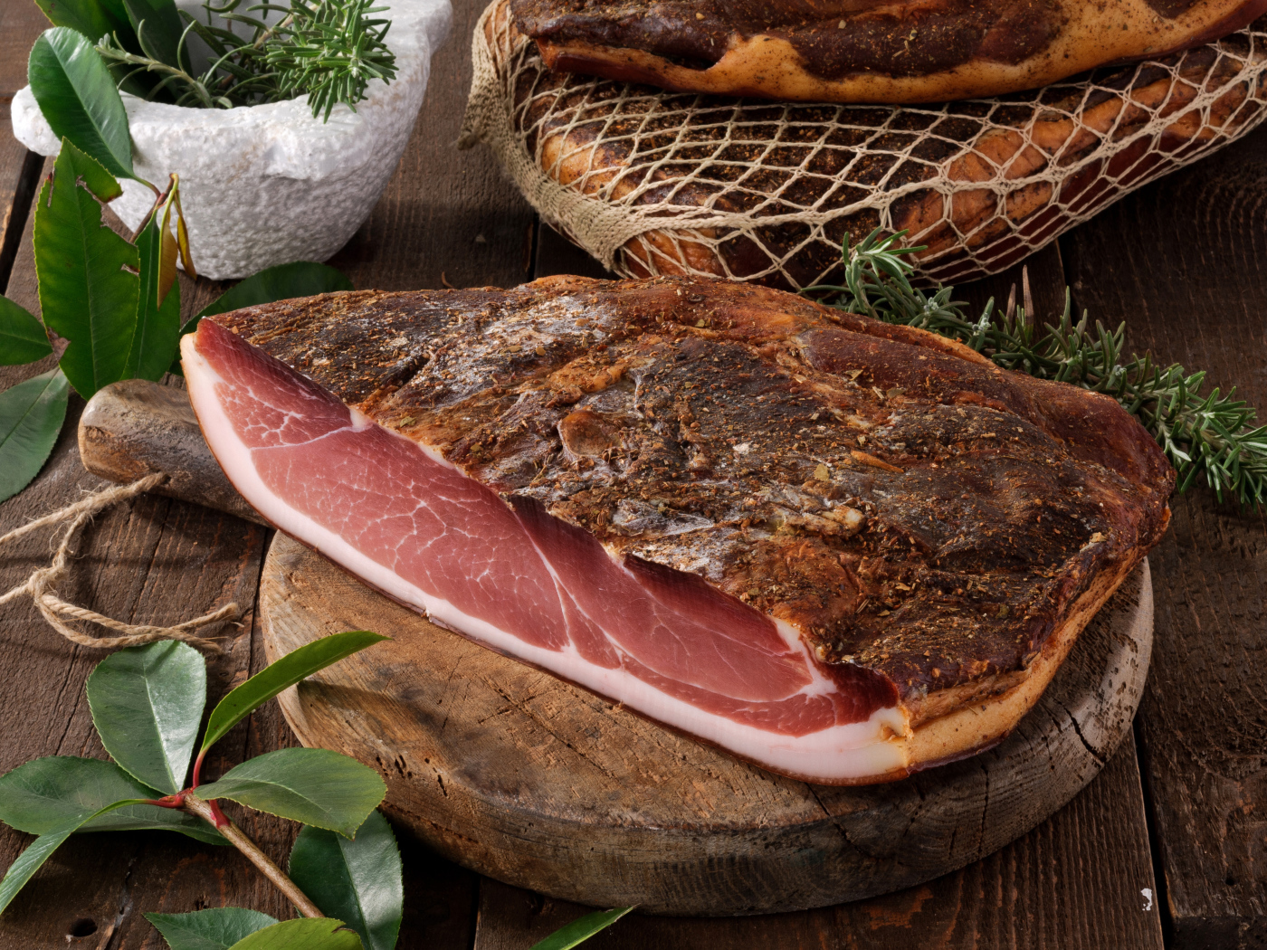 Кусок копченого мяса со специями на разделочной доске