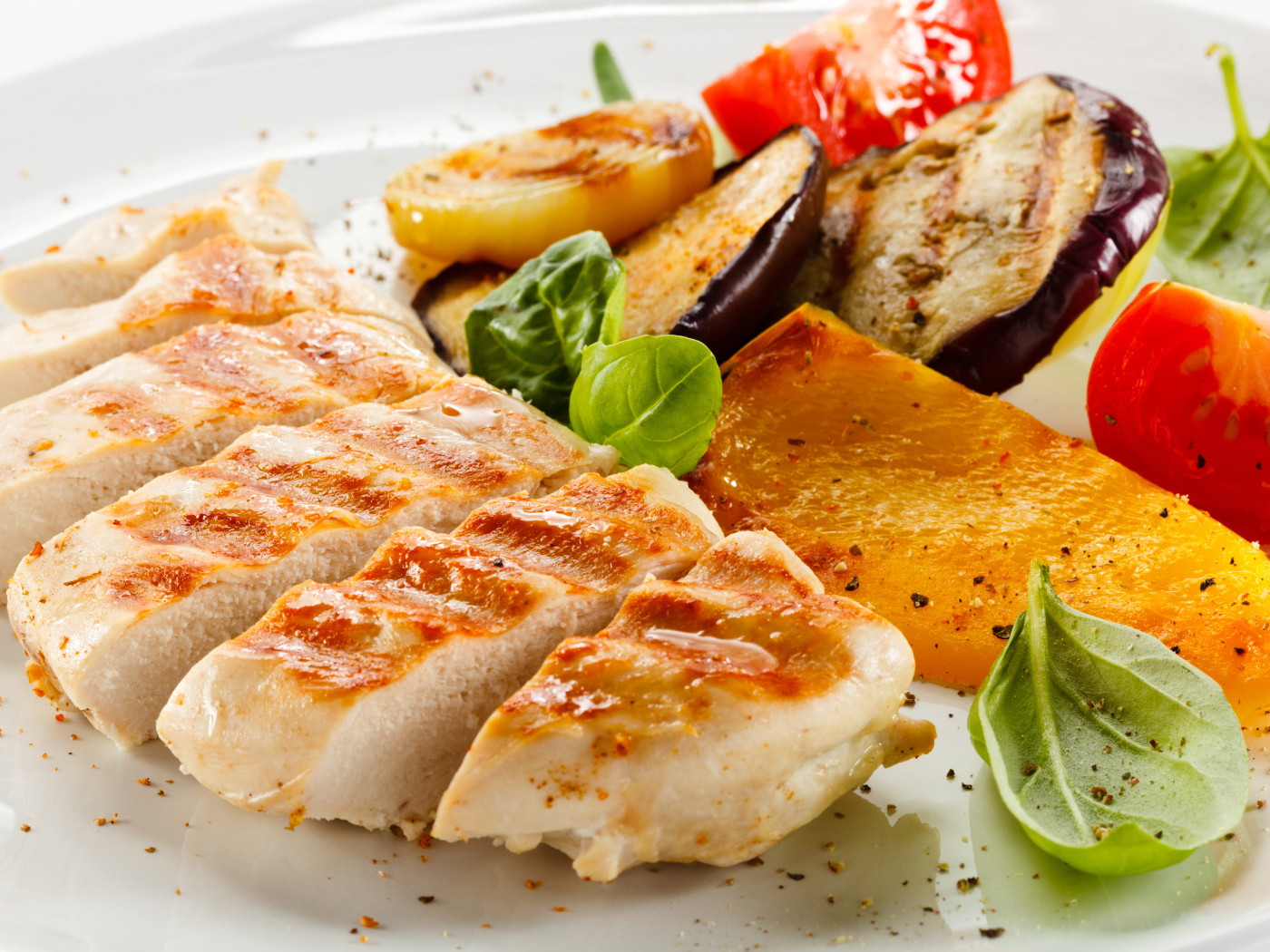 Аппетитная жареная куриная грудка с овощами