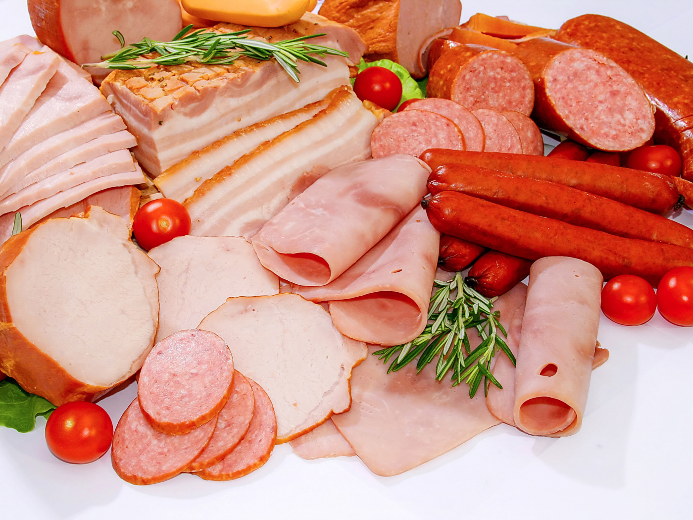 Вкусная свежая мясная нарезка на белом фоне