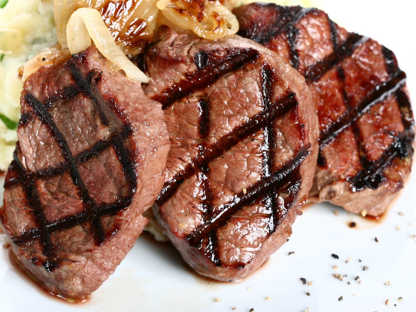 Жареное мясо барбекю с овощами