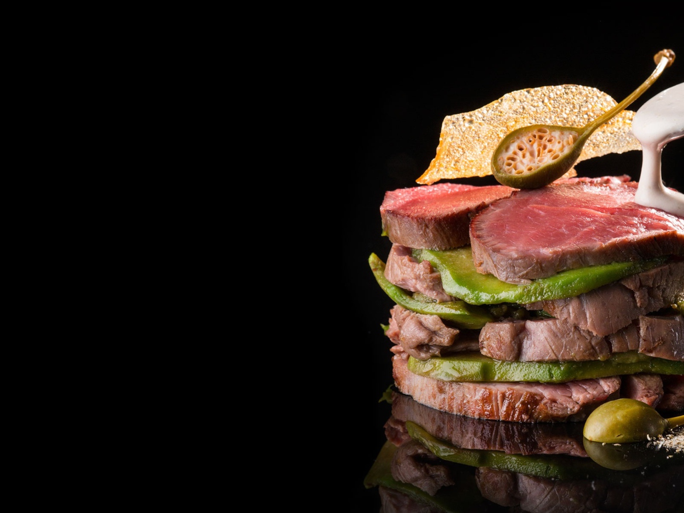 Мясо с авокадо на черном фоне