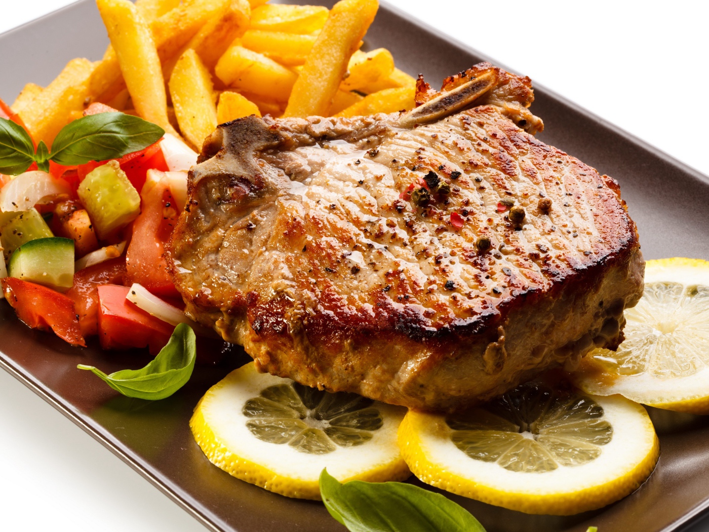 Мясо с картофелем  фри, салатом и кусочками лимона